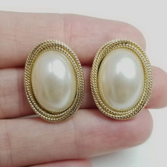 Vintage Oval Faux Pearl and Gold Tone Rope Twist Stud Earrings, Classic Design - Picture 1 of 6